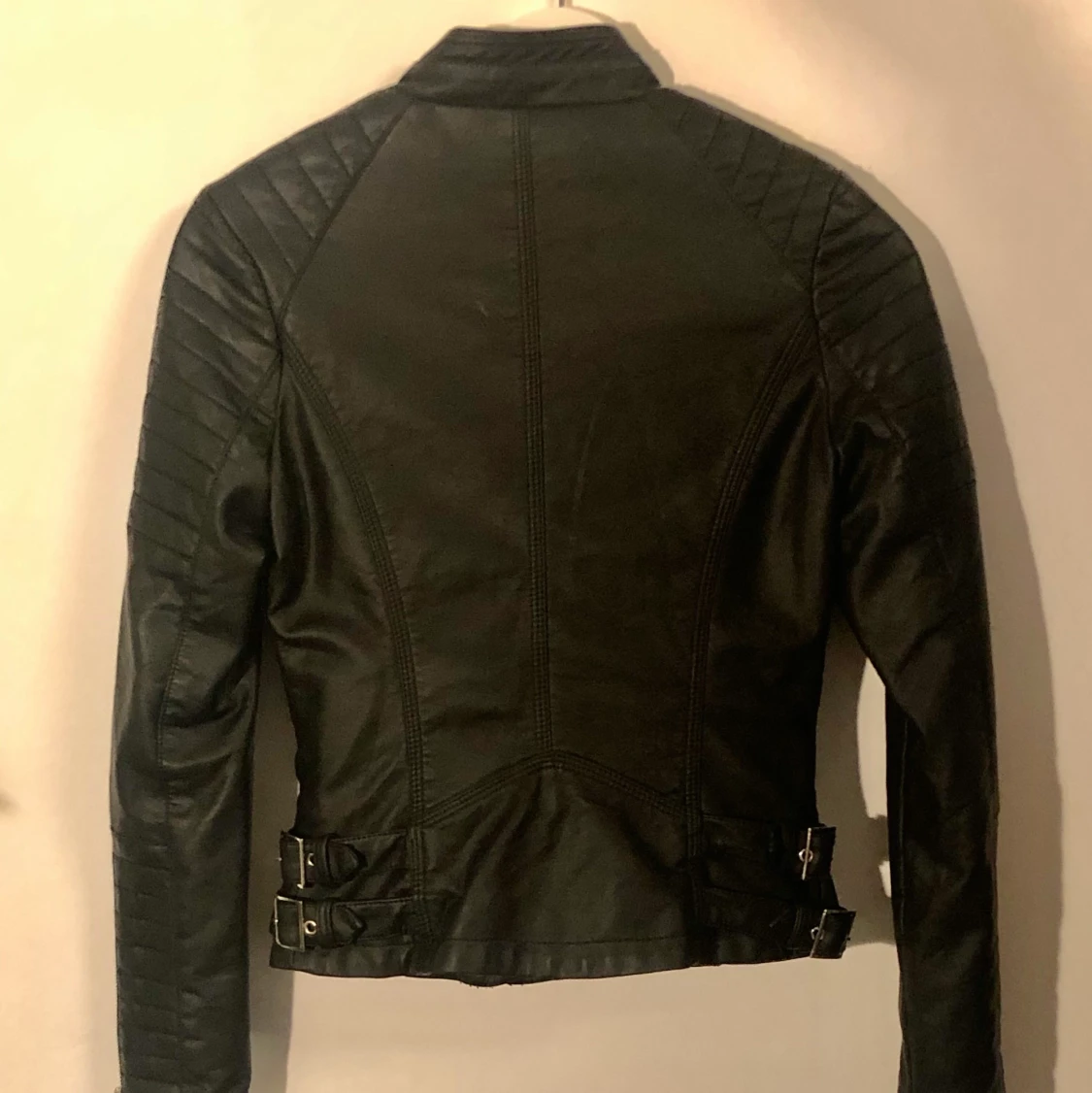 Skinnjacka i svart - 90