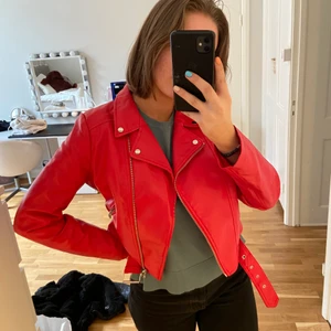 Röd skinnjacka - Säljer denna fina röda skinnjacka i storlek S men kan även passa på storlek M💕