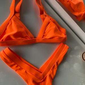 Orange bikini - Säljer denna bikini i strl S som är helt oanvänd! Sitter så fint på kroppen! Färgen är mkt finare i verkligheten, neon färgad.