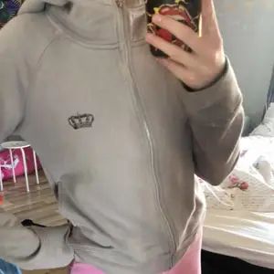 Jättefin zip up hoodie i beige färg. Storlek xs❤️köparen står för frakt!