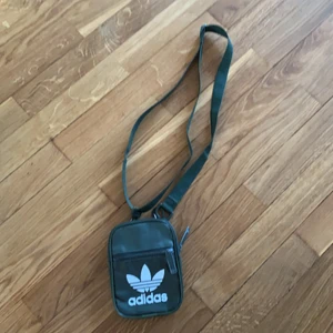 Adidas väska  - Grön adidas väska som är lite andvänd men i gott skick 
