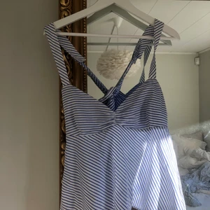 somrigt linne från zara  - Världens finate linne från zara som jag köpte på Plick tyvärr hade jag för stora tiddies så den får hitta nytt hem🥲🥲🥲 ✨✨✨ köpte här om dagen för 200kr 