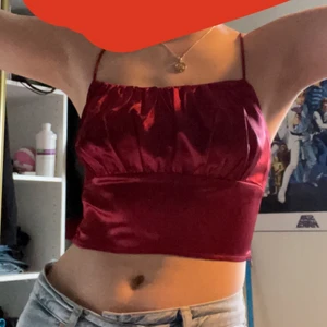 Topp - Säljer denna topp då jag ej använder den. Den är insydd på ena sidan då den var för stor när jag fick den :)