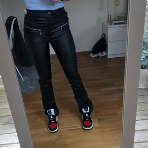 Skinnbyxor - Skinn/läderbyxor från NA-KD i storlek 36. Väldigt stretchiga i materialet. Köparen står för frakten som kan variera i pris beroende på hur stort kuvert som behövs.
