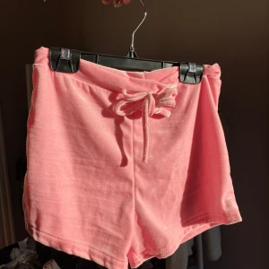 sammetshorts  - säljer mina asfina velour shorts. skulle säga att storleken är mellan xs-m o en liten L. säljer för har exakt likadana som ja e asnöjd me