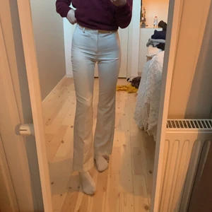 Kostymbyxor - Köpta på bik bok för 2 år sen inför skolavslutningen, använda ett par gånger. Storlek 36, sitter ganska bra på mig som är en 32/34. NOTERA fläcken finns men syns knappt när man har dom på