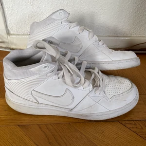 Airforce  - Najs old air force nikes. Gammal modell men i bra skick. Dom är liksom fortfarande vita🔥 Köpare står för frakten. Kan mötas i sthlm också. 