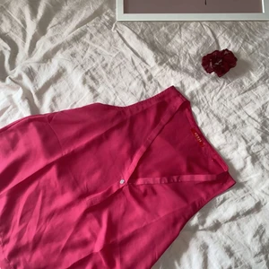Rosa skön Guess blus - Nästan aldrig använd, väldigt skön nu till sommaren i storlek M. Skriv för fler frågor