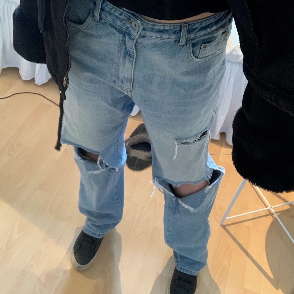 90-talsinspererade straight jeans i unisex-modell med revor från COLLUSION!! innerbenslängden är 86 cm, och jag är ca 170 cm!!❤️ . Jeans & Byxor.
