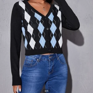 Stickad rutig kofta - Super trendig kofta från Shein i storlek M. Endast använd 1 gång. Säljer pga att det inte är min stil. 