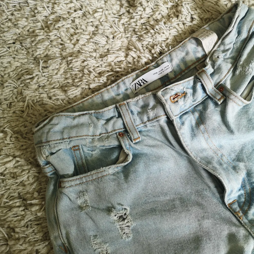 Jeans från Zara i ljus tvätt💙 Mid-waist och raka i passformen med en 