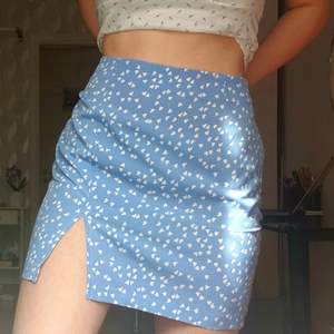Super söt mini kjol till sommaren. Säljer pga att den inte kommer komma till användning.💕 skriv för fler bilder