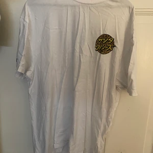 Santa Cruz t-shirt - Tisha från Santa Cruz i fint skick. Lite skrynklig, men kan lösa de.:)