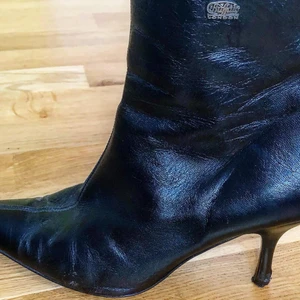 Buffalo London Känga  - Buffalo London känga spetsiga med halvhög smal klack, storlek 38. Använda men i gott skick.