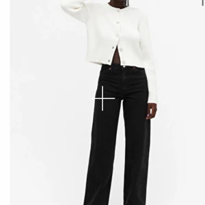 Monki Yoko jeans - Säljer mina älskade jeans, dessa är de finaste jeansen jag haft. Har även sprättat sömmen längst ner så de är några cm längre vilket jag älskar, skriv privat för egna bilder och pris kan alltid diskuteras, förutom sprittningen vid benen är de i nyskick💛