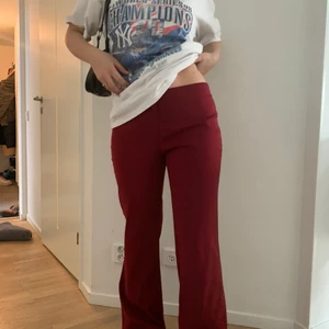 Röda kostymbyxor - Super snygga och coola kostymbyxor i en mörkröd färg💕💕buda!! (Köparen står för frakt)