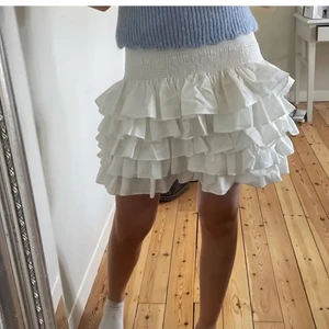 Så fin hm kjol😍😍 - Jätte fin hm kjol, köpt här på Plick, men passade inte mig, helt oanvänd, köpt för runt 300 kr, pris kan diskuteras, lånad bild, slutsåld på hm