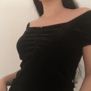 Sammetstopp - 👕 Söt topp i sammet. Fina detaljer och snöre fram. Stretch.  🪞 5/5 skick. 🏷 KappAhl 