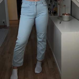 Ljusblå jeans från - Globalfunk Denim Denmark  - St. M (motsvarar en 38a)  - 98% Bomull, 2% Elastan 
