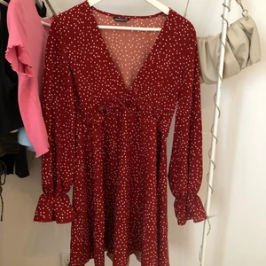 Klänning - Superfin klänning som sitter jättesnyggt på! Anledningen till att jag säljer den är endast pga av att rött inte passar på mig. Hade annars älskar denna! 70kr + frakt 🤍