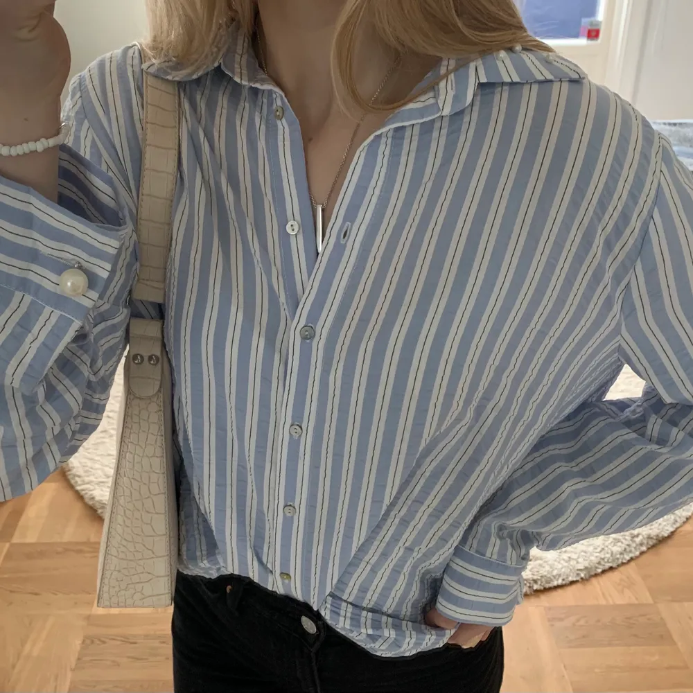 Fin och somrig skjorta från Zara med pärlor/stenar i kragen. Den är i storlek M och är fin både knäppt och uppknäppt med linne under. Säljer för 120kr⭐️. Skjortor.