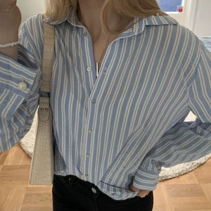 Blå skjorta Zara - Fin och somrig skjorta från Zara med pärlor/stenar i kragen. Den är i storlek M och är fin både knäppt och uppknäppt med linne under. Säljer för 120kr⭐️
