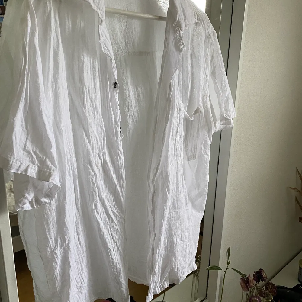 En vit kortärmad linneskjorta🌸. Skjortor.