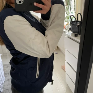 Bomber jacka - Säljer snyggaste bomberjackan! Den är marinblå och vit. Skitsnygg till sommaren och hösten, passar verkligen till allt! Passar typ alla storlekar beroende på hur man vill att den ska sitta!💕