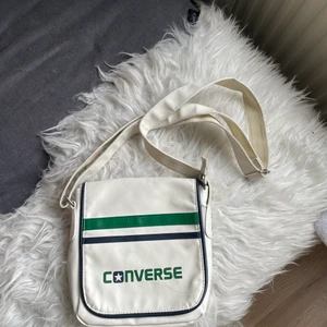 Converse väska - En liten och smidig axelväska med flera fack! Perfekt för allt man kan tänkas behöva ta med sig på språng