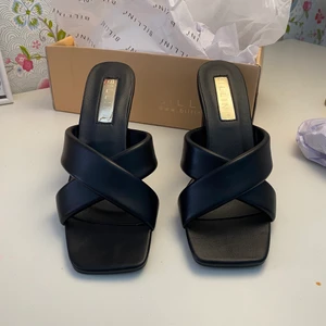 Supersnygga låga klackar Storlek 36 - Säljer dessa sprillans nya klackskor köpta på WhiteFox Boutique med anledning av att de var alldeles för små. De är alltså helt nya i orginalförpackning. Nypris: 600 kr. Mitt pris: 300 kr inkl frakt.