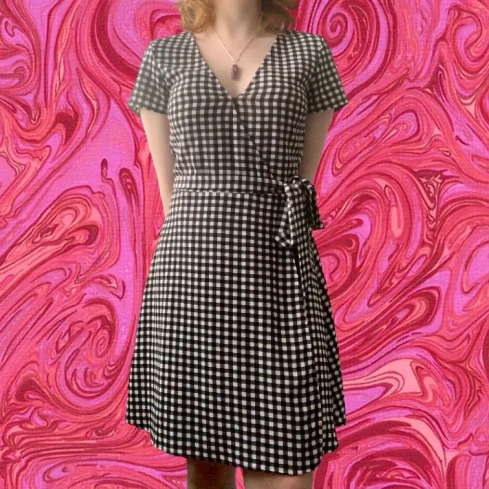 Checkered klänning med as snygg passform💓. Klänningar.