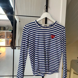 Cdg tröja - Säljer min blå vita cdg tröja som ja köpte i frankrike 2018. Kan kanske leta fram något kvitto men den kostade i nypris runt 1400kr. Den är i storleken M o passar en S skulle jag säga. 💗 köparen står för frakten