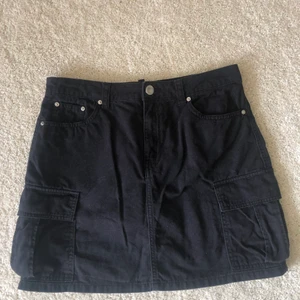 Svart kjol - Storlek 38 Köpare står för eventuell frakt<3