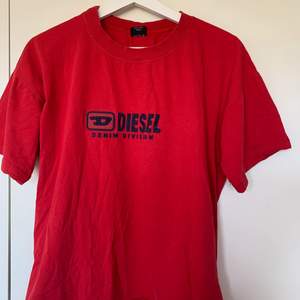 Diesel vintage röd T-shirt,fint skick då den är bra kvalite köpt av Instagram bloppis ... frakt tillkommer 
