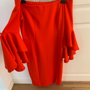 Klänning  - Säljer en superfin klänning, aldrig använd! Säljs pågrund av att den tyvärr är för stor! Storlek M! Materialet är stretchig  