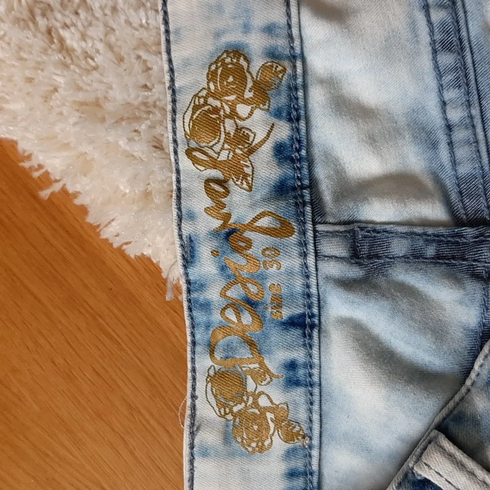 Moderna designjeans från Desigual. Lite använda och jeansen har en bra kvalité. Streatch.. Jeans & Byxor.