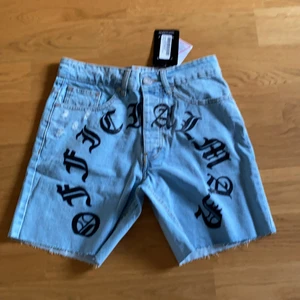 Jeansshorts med tryck - Helt nya Jeansshorts med tryck. Storlek 34
