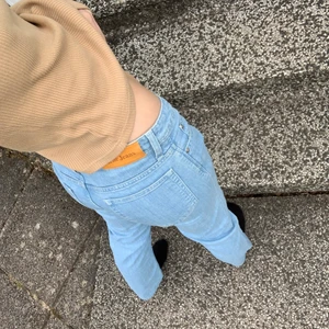 Acne keans - Sjukt fina acne jeans ljus blåa , nypris var ca 1200kr och de som nya därav priset! Köparen står för frakt ❤️