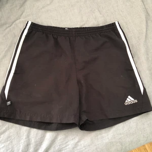 Adidas Shorts - Adidas shorts i strl 152. Passar en XS/S. Fina och bekväma shorts. Perfekta nu till sommaren