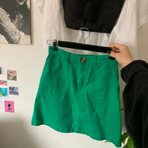 grön kjol - Fint skuren monkikjol i jeansaktigt material