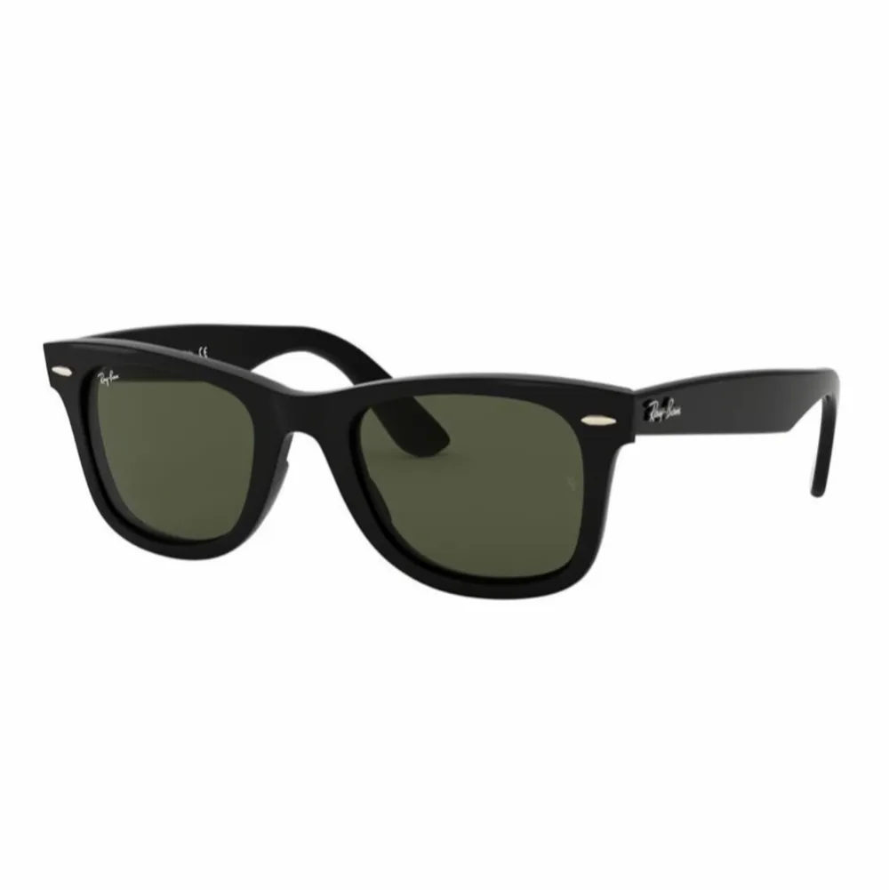 Äkta Ray Ban solglasögon modell wayfarer svarta. Köpta på synsam för ca 1300kr nånting. Nyskick . Accessoarer.