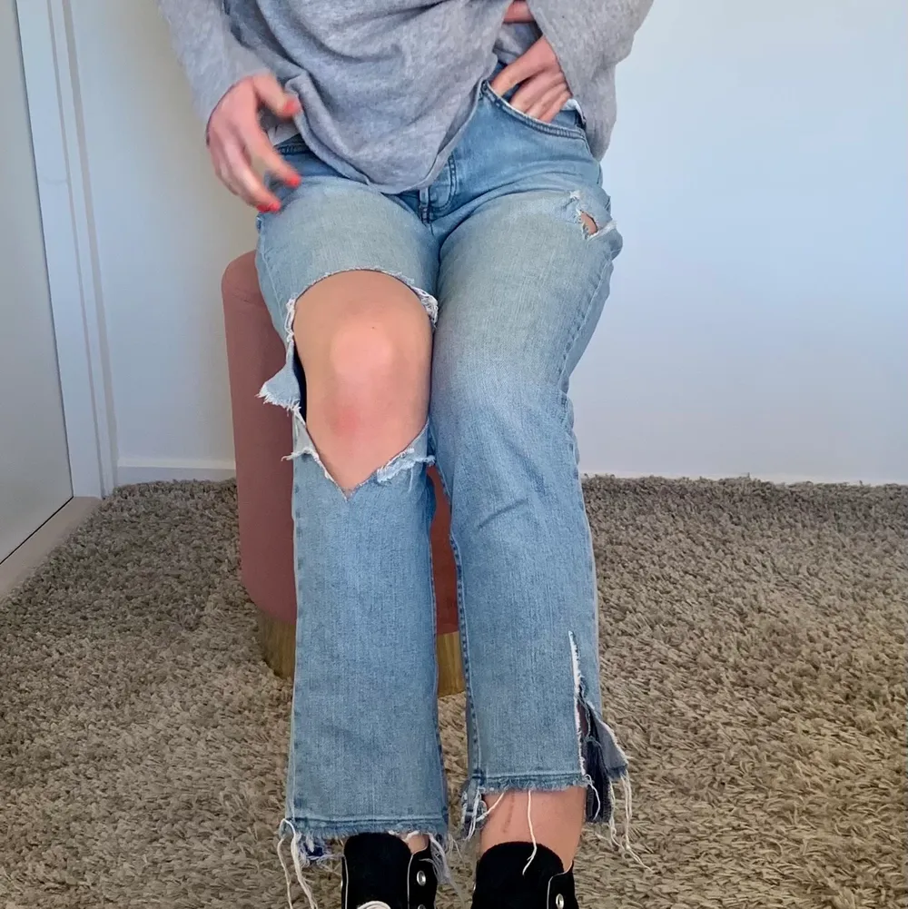 Säljer dessa så snygga jeans från Mango i storlek 36. De är i en rak modell och slutar precis över skorna på mig som är 170. Sjukt snygga slitningar, perfekt till vår och sommar💗. Jeans & Byxor.
