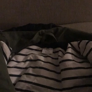 Polarn o pyret vår jacka storlek 122  - En fin vår jacka i militär grön färg . I bra kvalitet. 