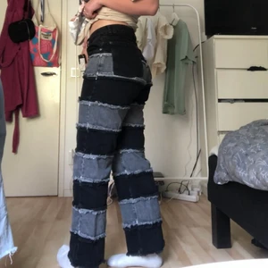 The Ragged Priest Jeans - Säljer dessa sjukt coola jeans från The Ragged Priest, köpte online för ungefär 560kr+ fraktavgifter. Ser ut som nyskick men är använda ett antal gånger, inga defekter. Passar mig perfekt och jag har oftast denna storlek på mina byxor. Säljer för 200kr men om flera är intresserade blir det budgivning🤍🤍🤍