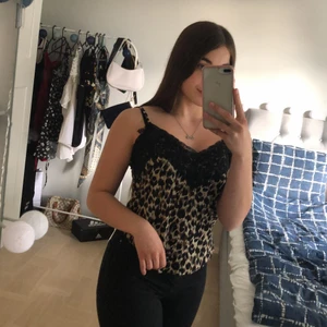 Leopard linne - Jätte fin spetsigt linne. Den har aldrig använts. (Det är inte ett linne material) Frakten tillkommer!