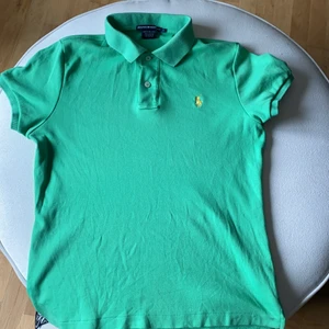Ralph lauren pike  - Grön piké  med gul Ralph lauren häst . Mycke fint skick använd 1 gång . De är en dam kan tycka de är unisex ser ingen skillnad . St Lmen en S och M kan också ha den .