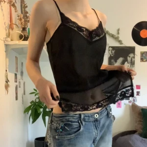 svart linne - Halvgenomskinlig topp med spets och glittertrådar! Går att klä upp till fest och ta ner med ett par jeans till vardag🌟 