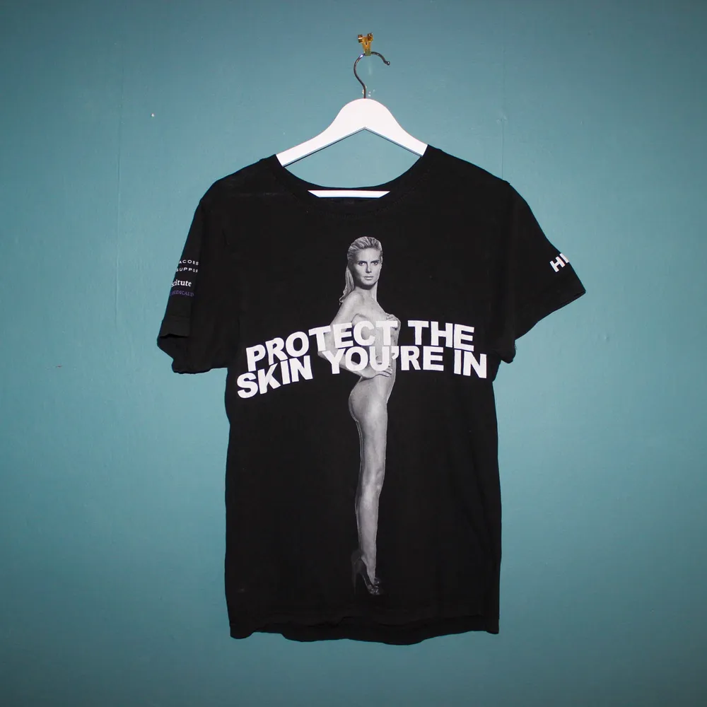 Superfin tröja från Marc Jacobs. Tröjan är del av en kampanj märket gjorde mot hudcancer!. T-shirts.
