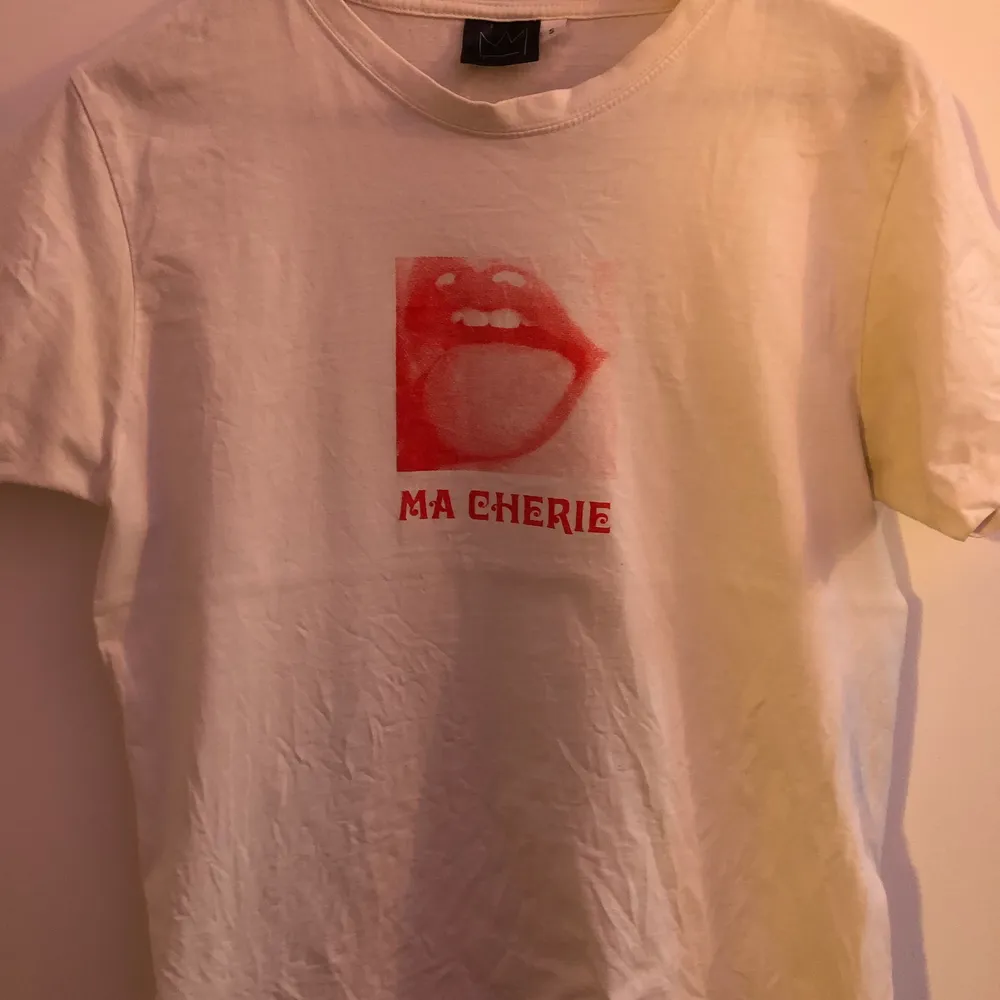 Hov1 ma cherie t-shirt, köpt för ca ett år sen och i jättefint skick! Storlek S men ganska oversized som är jättemysigt💕 Köptes för 300, säljer för 150 + frakt 💕 skriv om ni vill ha fler bilder !💕💕. T-shirts.