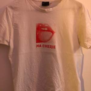 Hov1 ma cherie t-shirt, köpt för ca ett år sen och i jättefint skick! Storlek S men ganska oversized som är jättemysigt💕 Köptes för 300, säljer för 150 + frakt 💕 skriv om ni vill ha fler bilder !💕💕